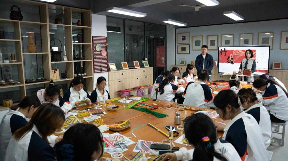 为非遗“添彩”，为青春“赋能”：江苏建院的文化育人新实践